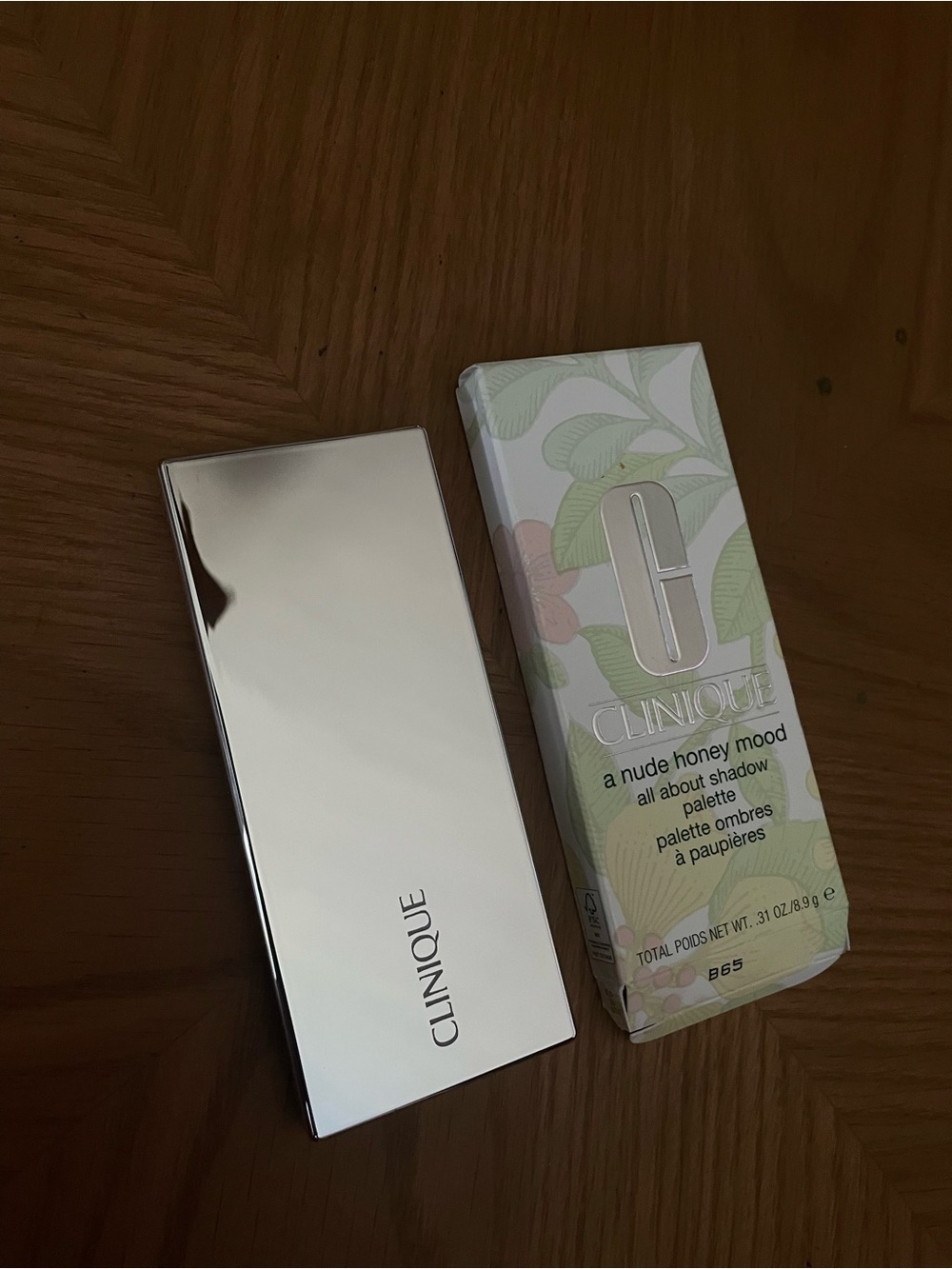 Clinique Silver Compact with Floral Nude Honey Mood Box